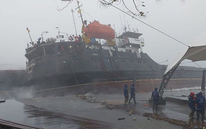 Біля берегів Туреччини розколовся навпіл корабель, який вийшов із одеського порту