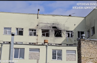 Росіяни вдарили по центру Херсона. Пошкоджено офісну будівлю і будинок