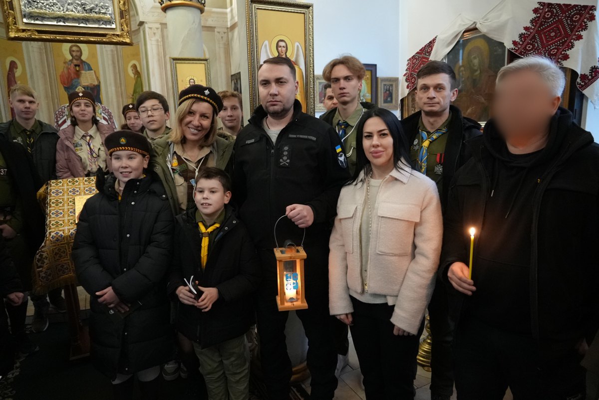 Пластуни передали Вифлеємський вогонь миру ГУР МОУ, 20 грудня 2025 року, українські скаути вручили лампадку з вогнем Кирилу Буданову біля військового храму Миколая Чудотворця у Києві. 