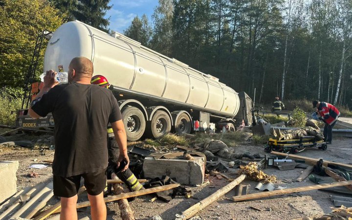 На Рівненщині автоцистерна врізалася у блокпост. Загинув поліцейський, ще двоє осіб травмовані