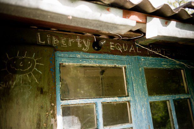 </p>
<p>«Свобода, равноправие, справедливость» - гласит надпись на домике маркетолога Андрея Ковалевского. Сам он выбрал свободу, поэтому проводит в Ромашках всё меньше времени