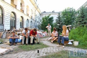 Уночі на захисників Гостинного двору напали