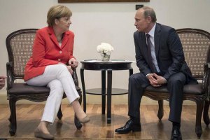 Меркель і Путін пропонують мирні переговори у форматі відеоконференції