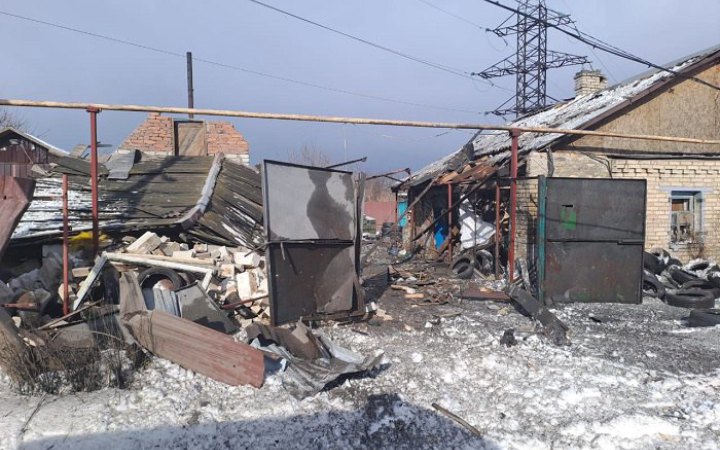 Унаслідок обстрілів Донеччини пошкоджено будинки, підприємство і газогін, є загиблі та поранені