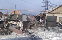 Унаслідок обстрілів Донеччини пошкоджено будинки, підприємство і газогін, є загиблі та поранені