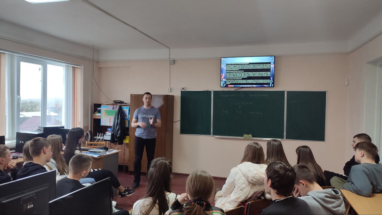 Юрій Сось під час уроку