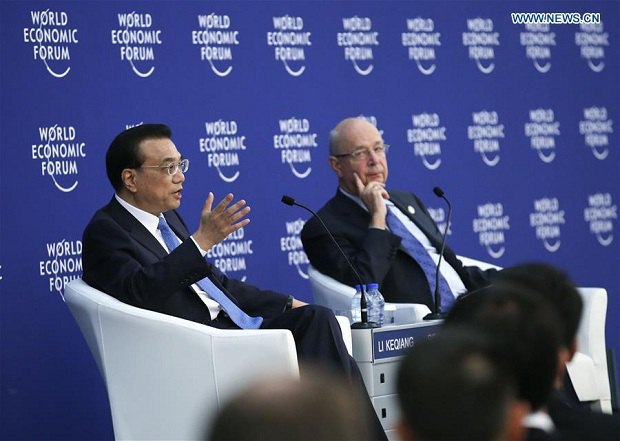 Прем'єр Держради КНР Лі Кецян (ліворуч)