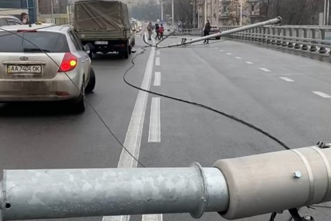 В сети появилось видео падения фонарей на Шулявском мосту