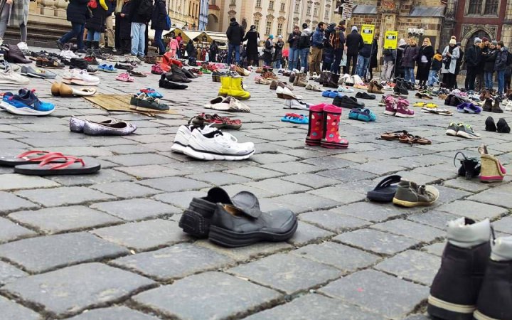 В центрі Праги розмістили взуття на згадку про загиблих у Маріуполі і Бучі