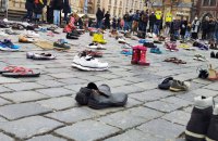 В центрі Праги розмістили взуття на згадку про загиблих у Маріуполі і Бучі