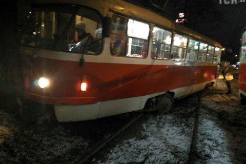 У Києві трамвай злетів з колій і врізався в дерево