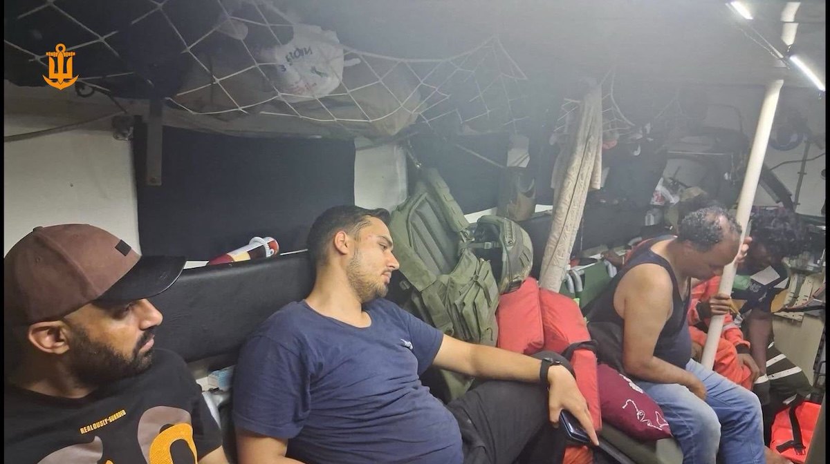 ВМС евакуювали екіпаж постраждалого судна 