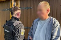 В Україні затримали громадянина США. Понад 30 років його розшукували за сексуальні злочини проти дітей