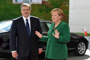 Коморовський обговорив із Меркель ситуацію в Україні