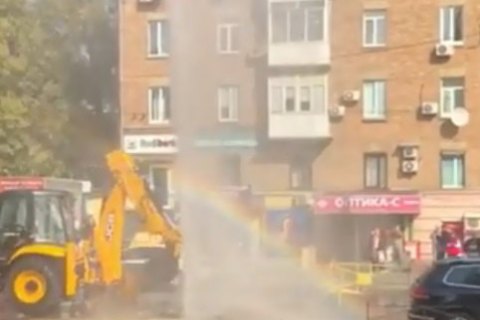У Києві на Лук'янівці через прорив труби утворився "фонтан" висотою з п'ятиповерхівку