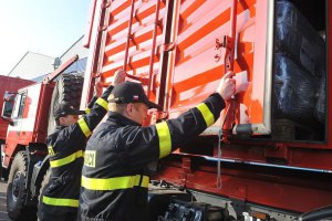 Чехія відправила в Україну чотири вантажівки з гумдопомогою