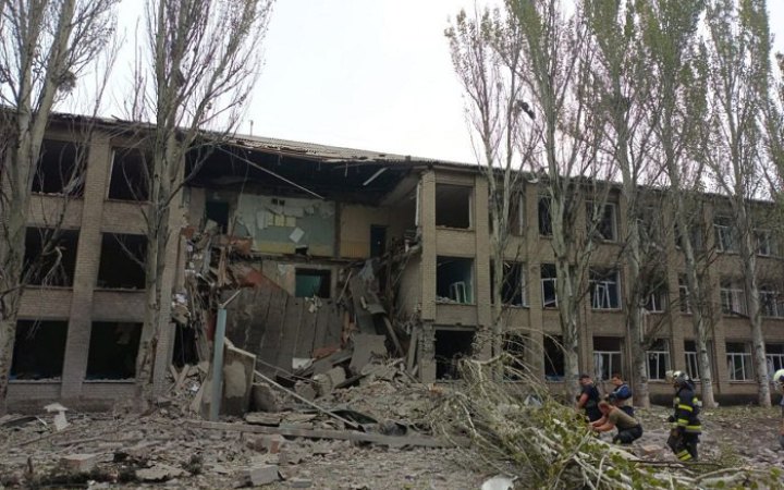 Росіяни обстріляли ракетами школу на Донеччині, в якій було облаштоване укриття для цивільних