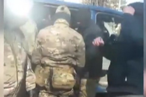 Силовики задержали крымскотатарского активиста в Симферополе 
