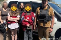 Поліцейські евакуювали з Білозерки на Херсонщині дві родини з дітьми