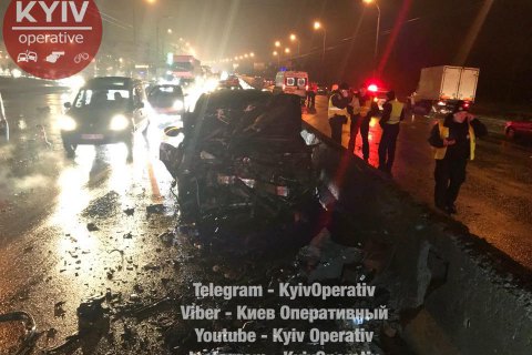 В Киеве водитель, убегая от полиции, врезался в четыре автомобиля, два человека погибли
