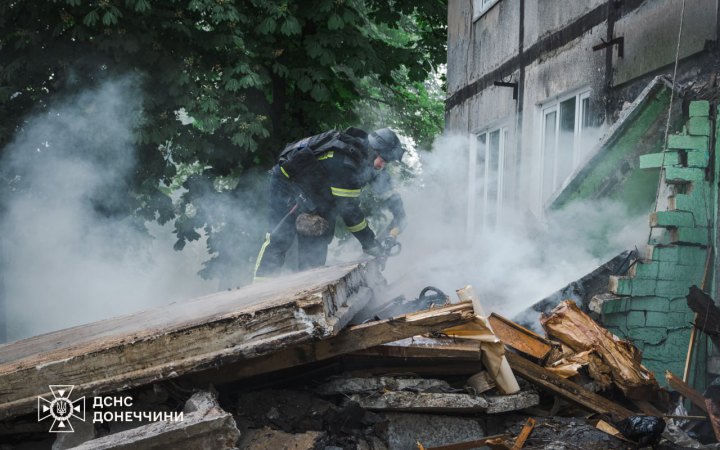 Удар РФ по Білозерському на Донеччині: рятувальники досі шукають під завалами людей
