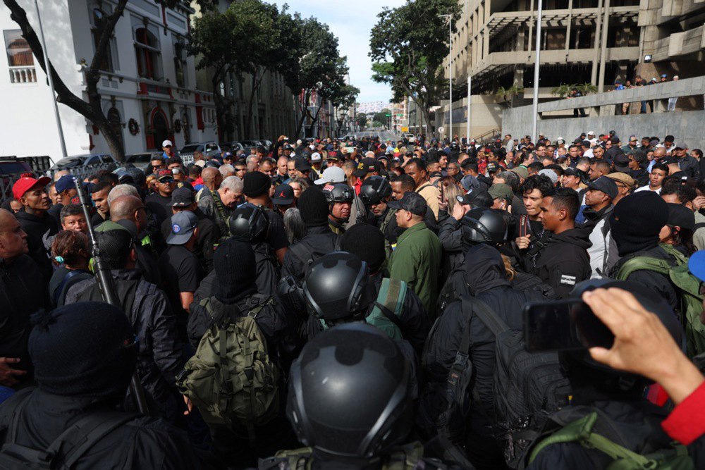 Прихильники Мадуро зібралися біля палацу Мірефлорес, вимагаючи «повернути» президента, Каракас, Венесуела, 3 січня 2026 року. 