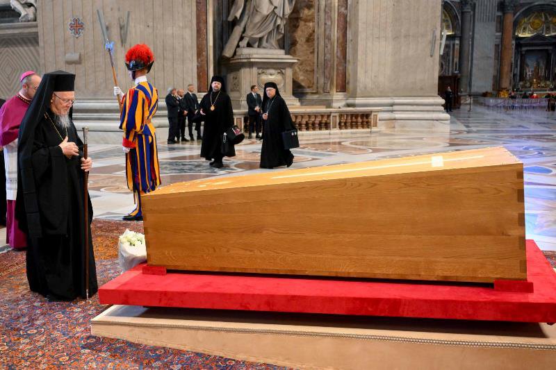 Вселенський патріарх Варфоломій приїхав особисто, щоб попрощатися з Франциском, якого називав «братом». Вони планували
зустрітися в травні у Нікеї з нагоди 1700-річчя Першого Вселенського Собору. 