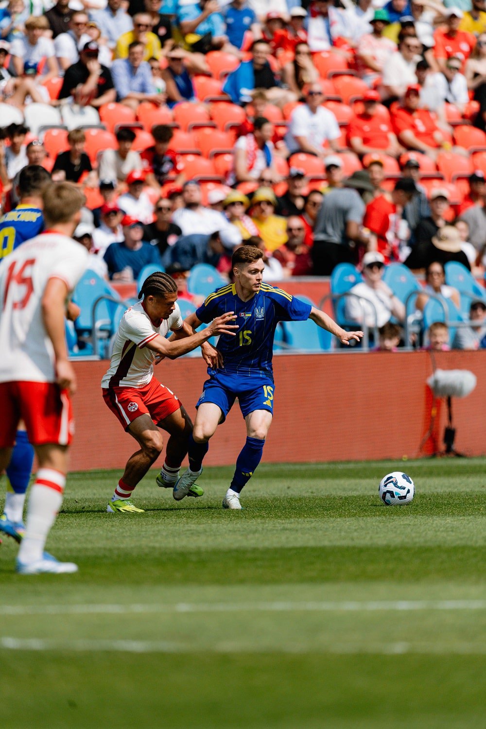 Віктор Циганков намагається організувати атаку