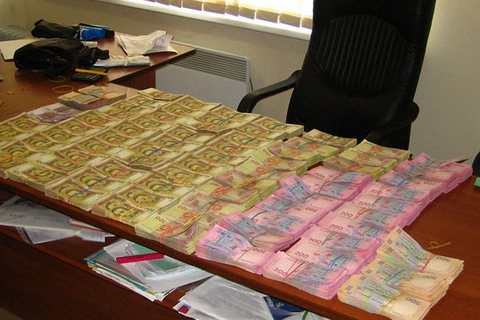 Мариупольских чиновников поймали на хищении миллиона при госзакупках