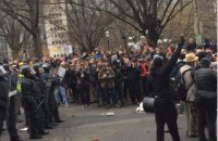 В ходе протестов против Трампа задержаны около 100 человек