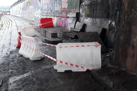 На набережной Днепра под мостом Метро в Киеве обвалились облицовочные плиты