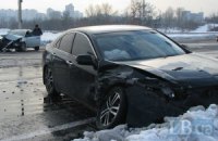 В Киеве Honda врезалась в Hyundai и через встречку улетела в сугроб