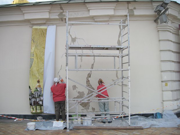 Баннер на стене XVIII в. до 2011 г. Скрывал огромные трещины