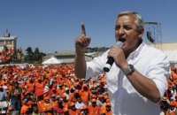Президента Гватемалы лишили неприкосновенности из-за коррупционного расследования