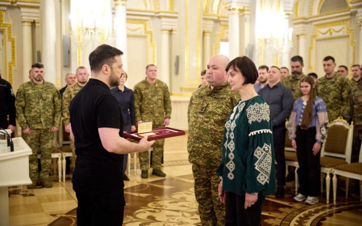 Зеленський зустрівся з добровольцями і вручив державні нагороди з нагоди свята