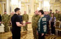 Зеленський зустрівся з добровольцями і вручив державні нагороди з нагоди свята