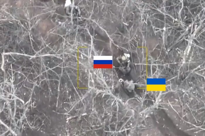 На відео з дрона видно як окупант кілька разів стріляє в українських бійців