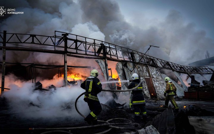 На Київщині ліквідовано пожежу у центрі управління відходами