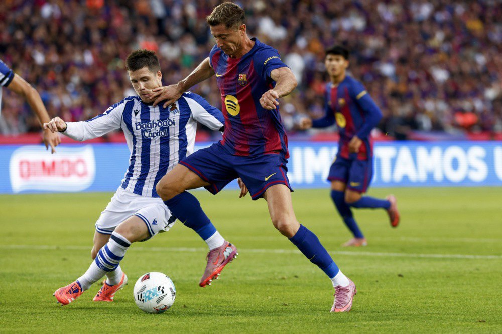 Левандовський закриває м'яч корпусом