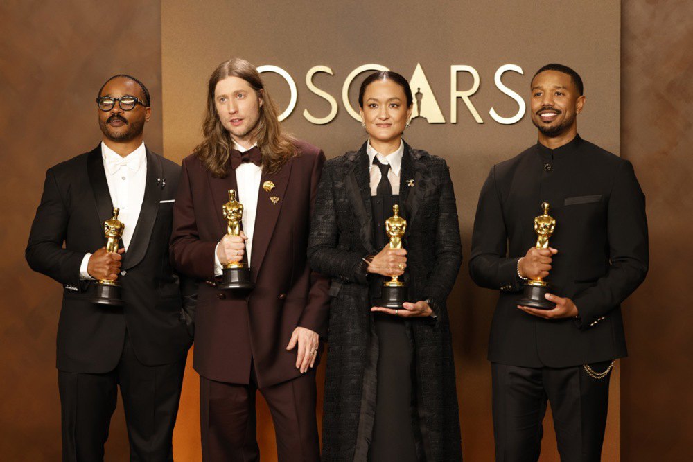 Раян Куглер ( найкращий оригінальний сценарій), Людвіг Горанссон (найкращий оригінальний саундтрек), Отем Дюральд Аркапо (найкраща операторська робота) та Майкл Б. Джордан (найкращий актор) позують з ‘Оскарами’ за фільм «Грішники» під час церемонії вручення премій 