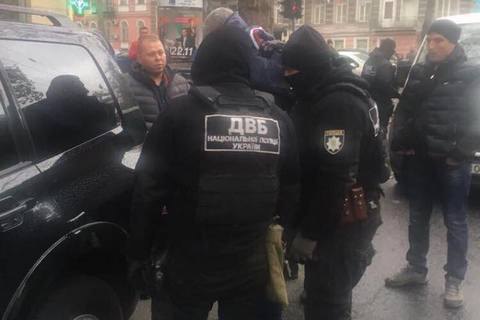 В Одесской области на крупной взятке задержали трех чиновников и полицейского