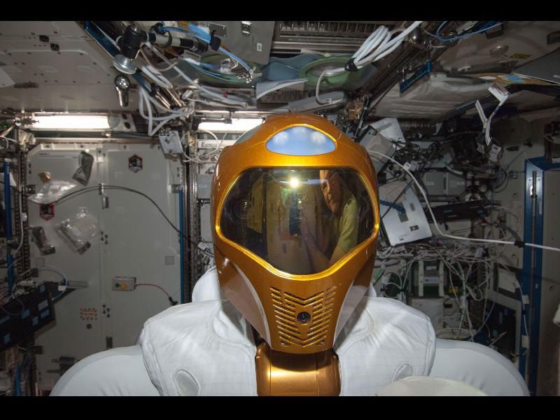 Гуманоидный Робонавт 2 на станции МКС. В отражении его шлема - астронавт Кевин Форд, который приземлился сегодня в Казахстане