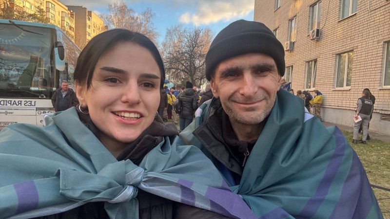 Анастасія Савова зі своїм батьком Олександром Савовим після звільнення з полону