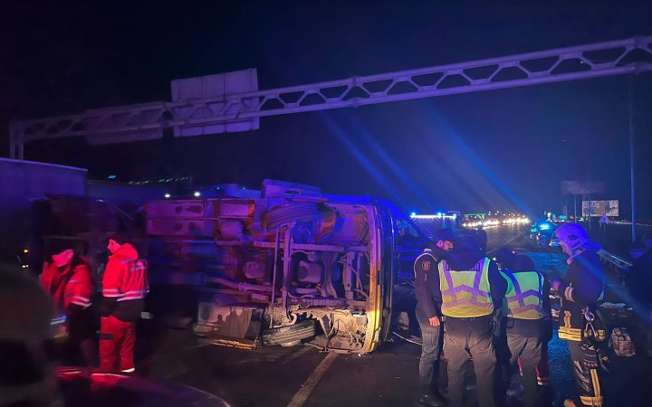 На Львівщині зіткнулись автобус та вантажівка, 20 потерпілих