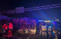 На Львівщині зіткнулись автобус та вантажівка, 20 потерпілих