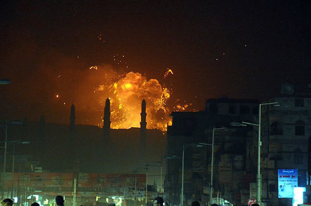 Во время авиаудара в Сане, Йемен, 30 марта 2015 года 