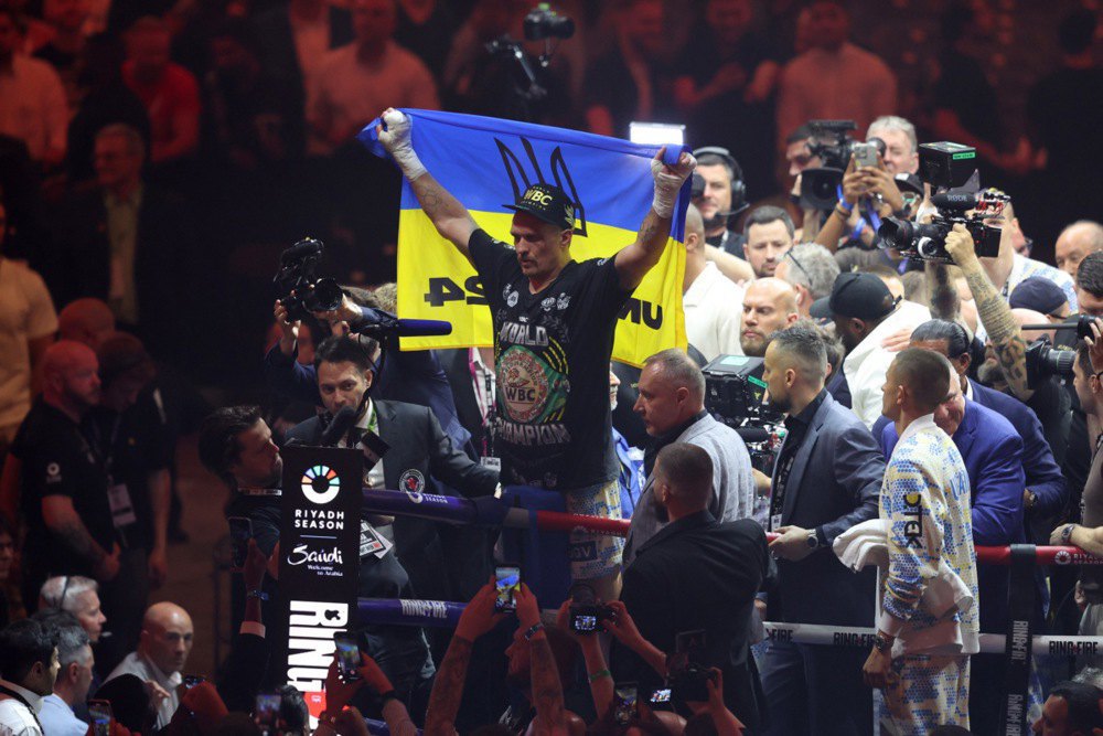 Олександр Усик після перемоги над Тайсоном Ф'юрі.