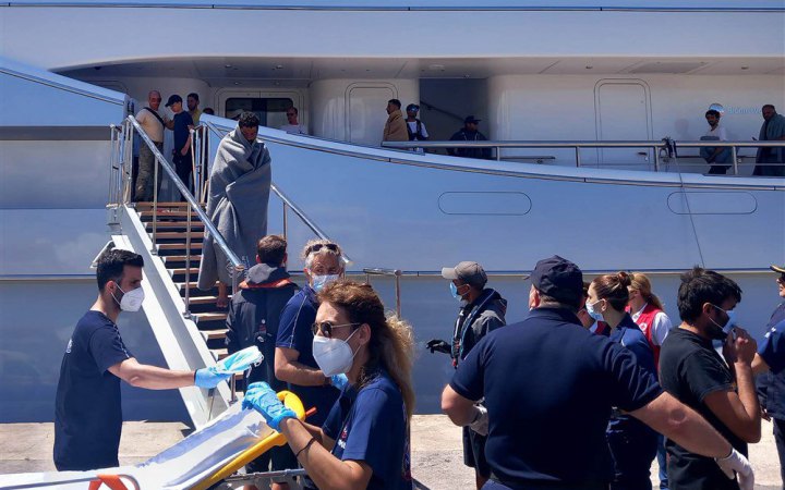 Reuters: поблизу берегів Італії потонув човен з мігрантами