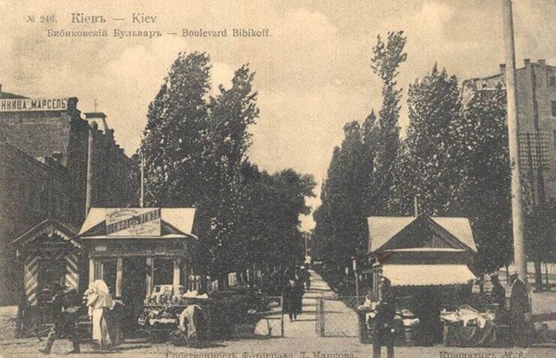 На місці цих воріт у 1946 році поставлять пам’ятник Леніну