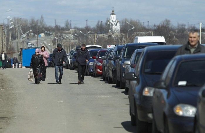 Жители оккупированных территорий идут на КПП *Еленовка* в попытке перехода на подконтрольную Украине территорию, 14 марта 2020